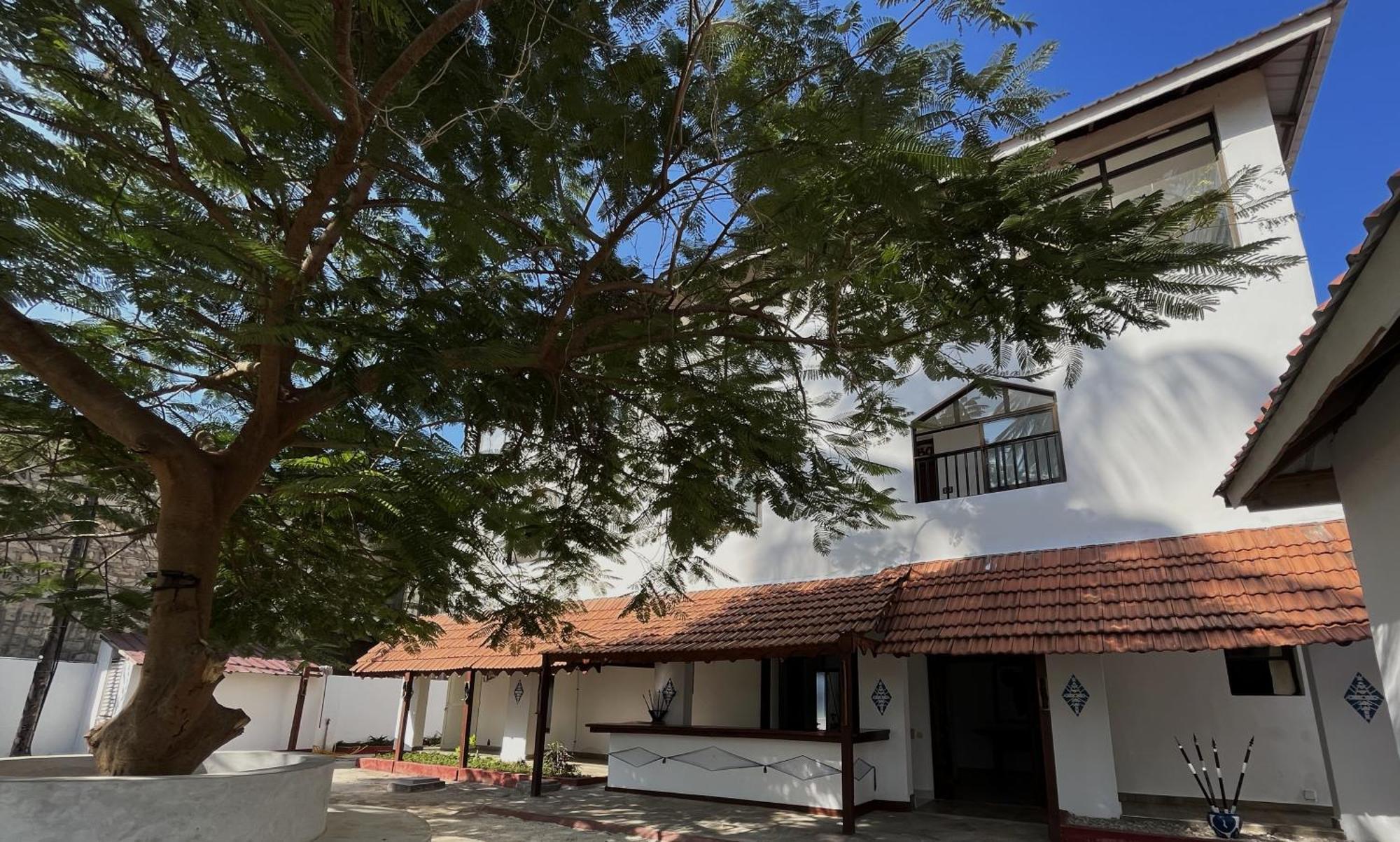 פוואני מצ'אנגני Bianco Azzurro Hotel & Restaurant מראה חיצוני תמונה